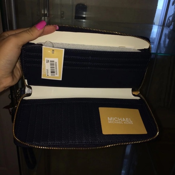 Michael Kors tote and wallet set - Picture 8 of 8